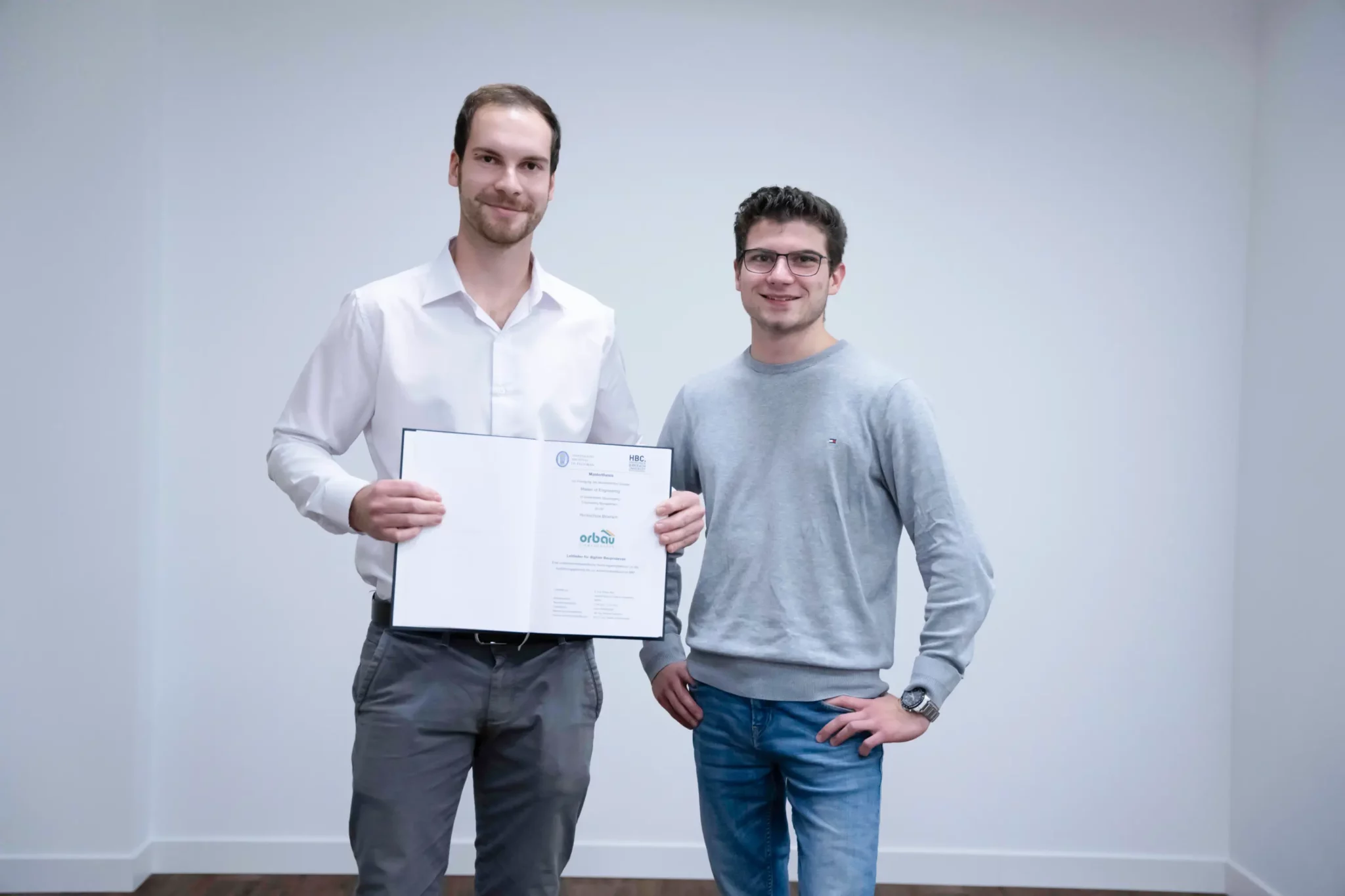 Luca Isenmann gratuliert Philipp Storr zum erfolgreich abgeschlossenen Master.
